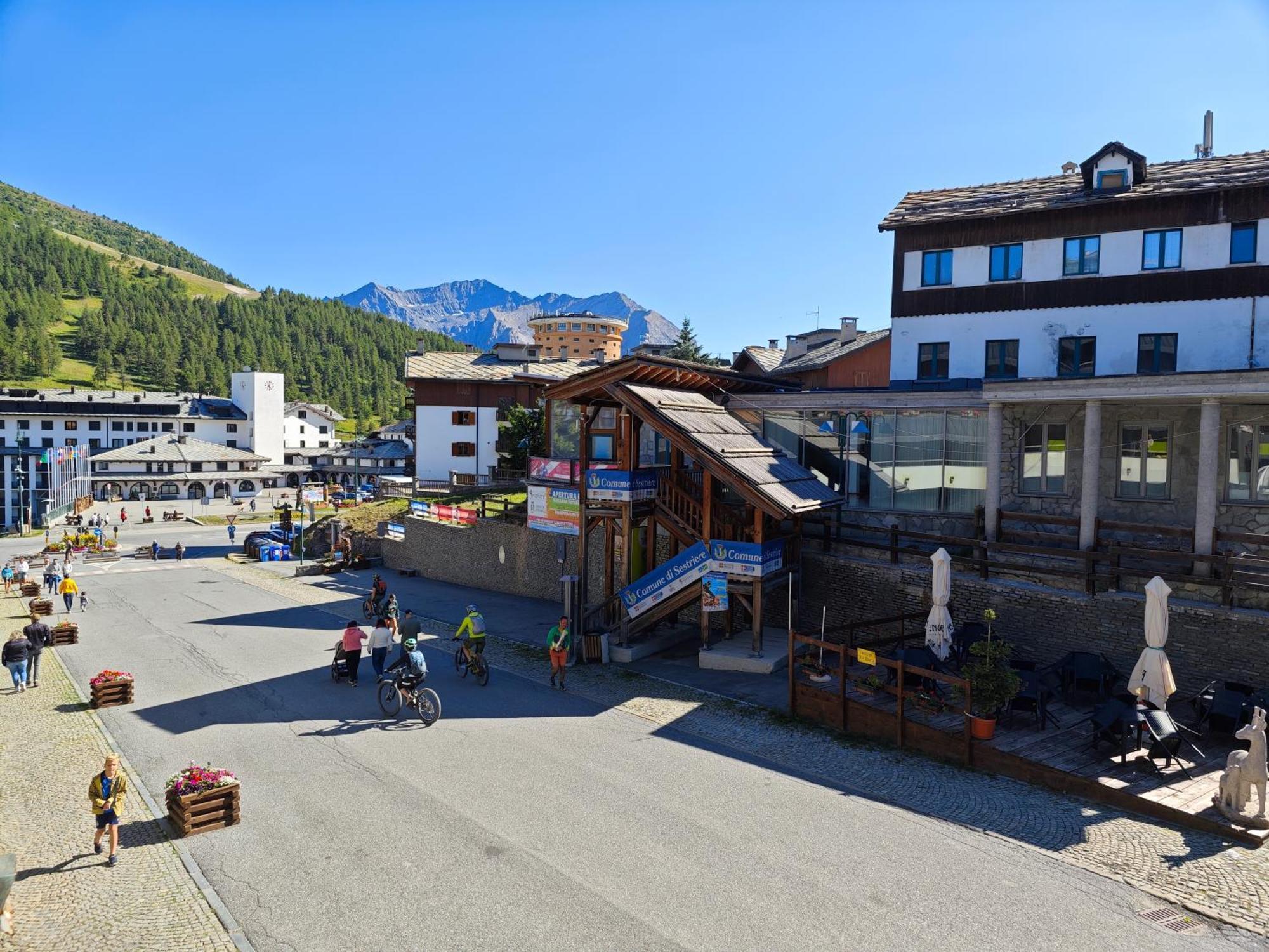 Hostdomus - City Center Apartment Colle Colle Sestriere Buitenkant foto